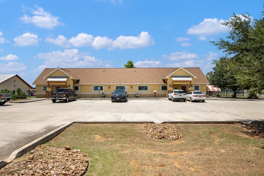 Primary Photo Of 140 Paloma Dr, Floresville Office For Sale
