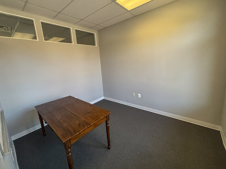 More Photos Of 14111-14165 Robert Paris Ct, Chantilly Office For Sale