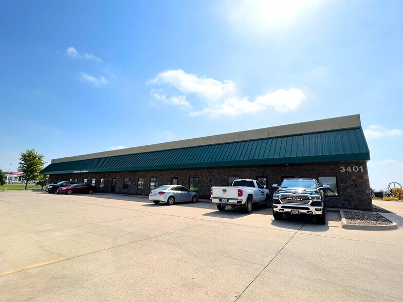More Photos Of 3401 Henry St SW, Bondurant Flex For Lease