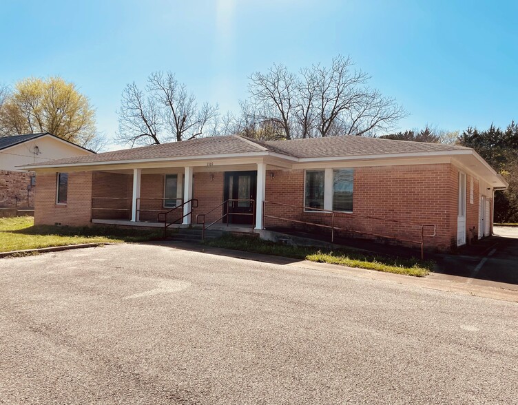 Primary Photo Of 1101 S Main St, Lindale Medical For Sale