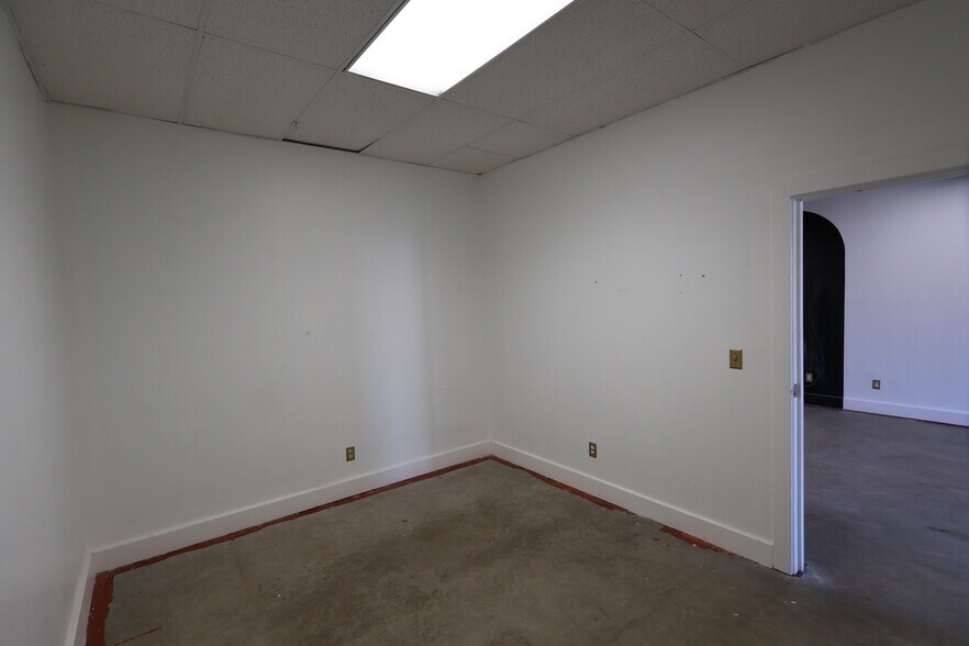More Photos Of 2701-2745 Beaver Ave, Des Moines Unknown For Lease