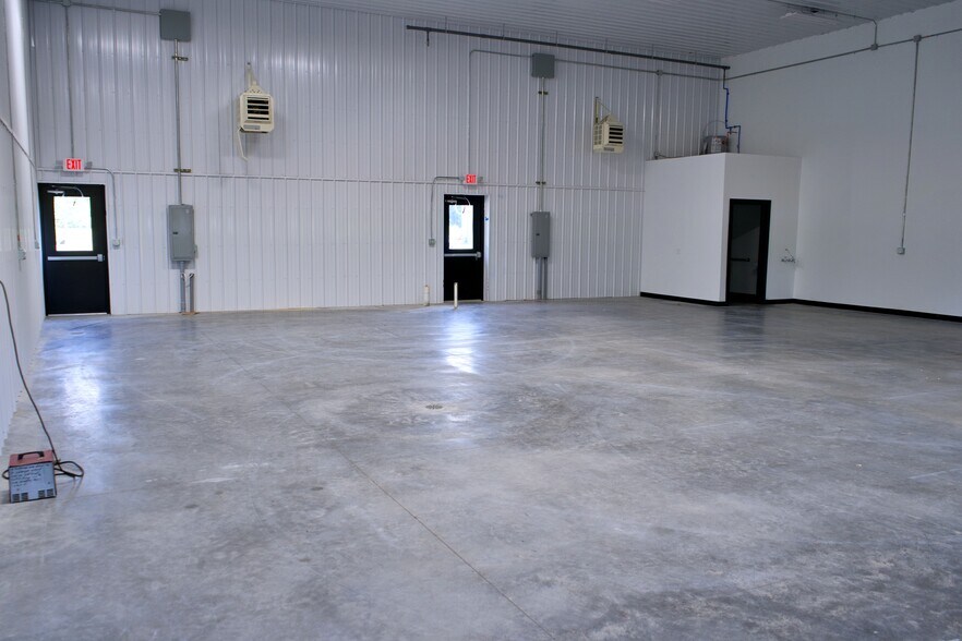 More Photos Of 10 Regency Oaks Blvd, Rochester Warehouse For Lease