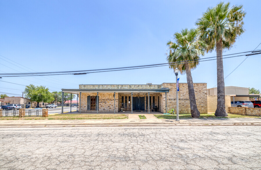 Primary Photo Of 100 N 4th St, Carrizo Springs Office For Sale