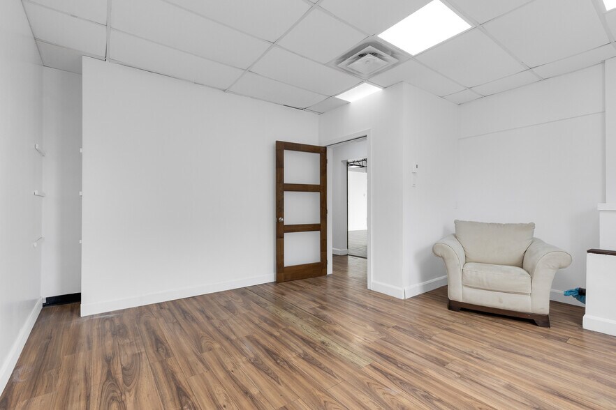 More Photos Of 298-300 Ch du Bord-du-Lac-Lakeshore, Pointe-claire Storefront For Lease