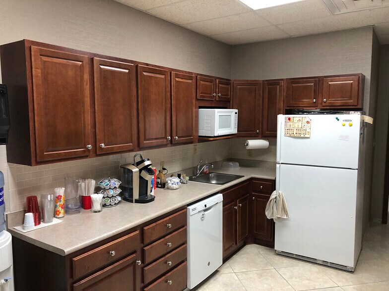 More Photos Of 5342 W Vermont St, Indianapolis Office For Sale