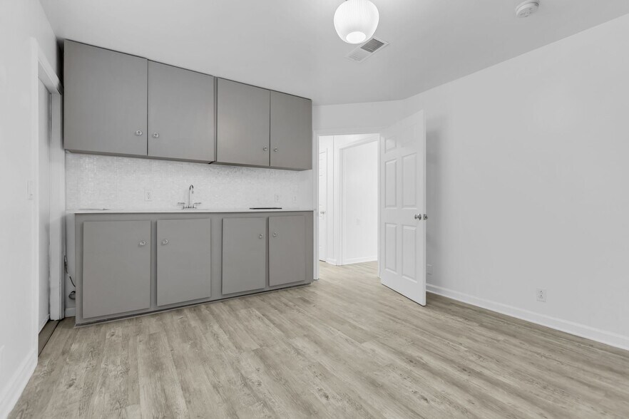 More Photos Of 109 Holiday Ct, Franklin Office For Sale