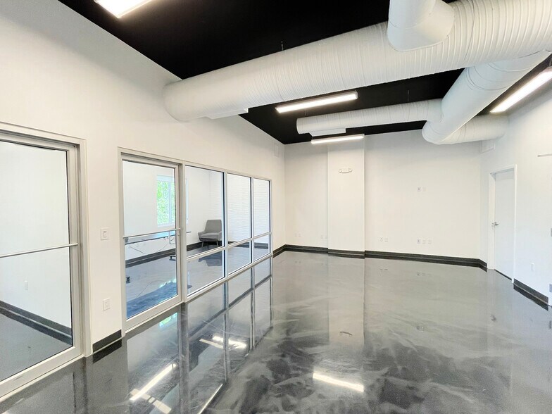More Photos Of 1110 Pine Ridge Rd, Naples Office For Lease