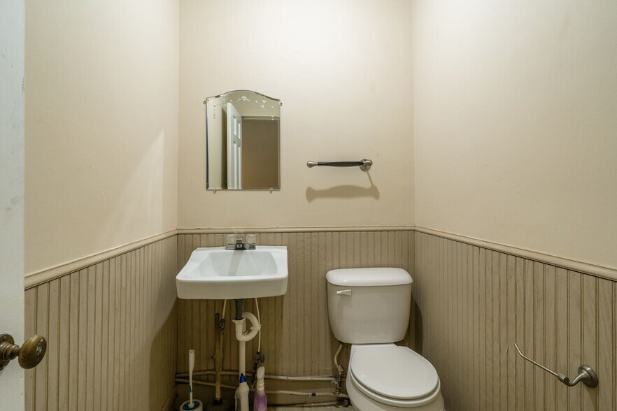 More Photos Of 502 First St, Shenandoah Loft Creative Space For Lease