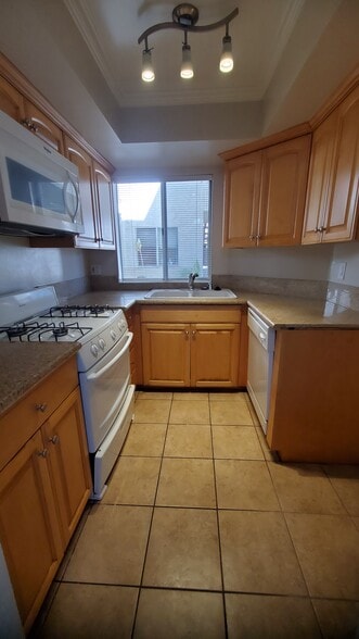 More Photos Of 2001-2005 Grismer Ave, Burbank Apartments For Sale