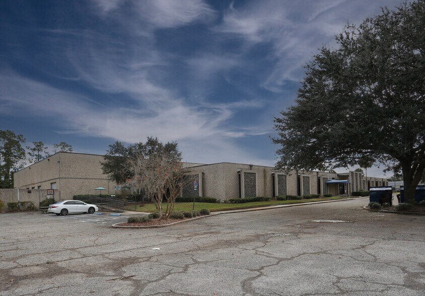 More Photos Of 8230 Baycenter Rd, Jacksonville Warehouse For Lease