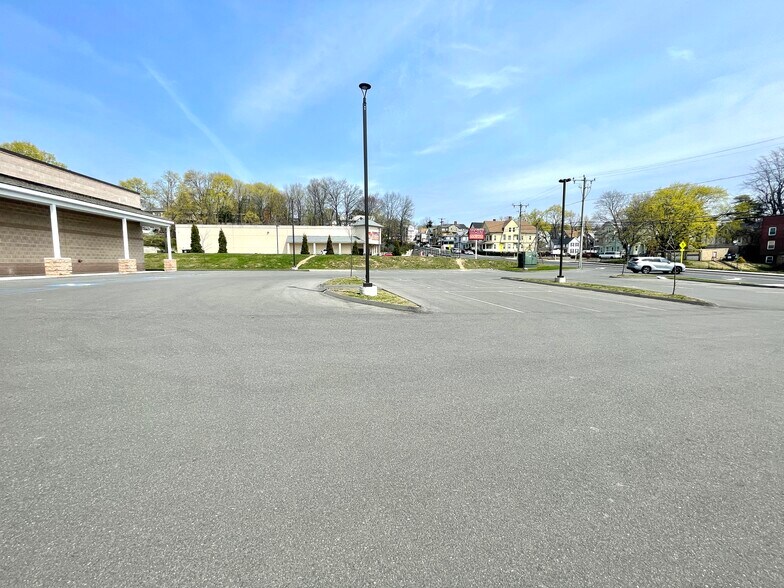 More Photos Of 96 Grove St, Waterbury Supermarket For Sale