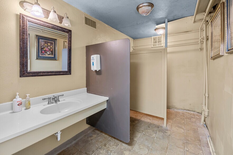 More Photos Of 338 Hazel St, Poplar Bluff Showroom For Sale