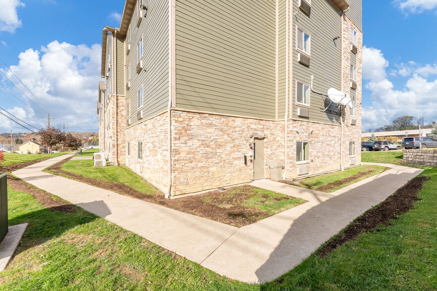 More Photos Of 975 Sheffield St, Washington Hotel For Sale