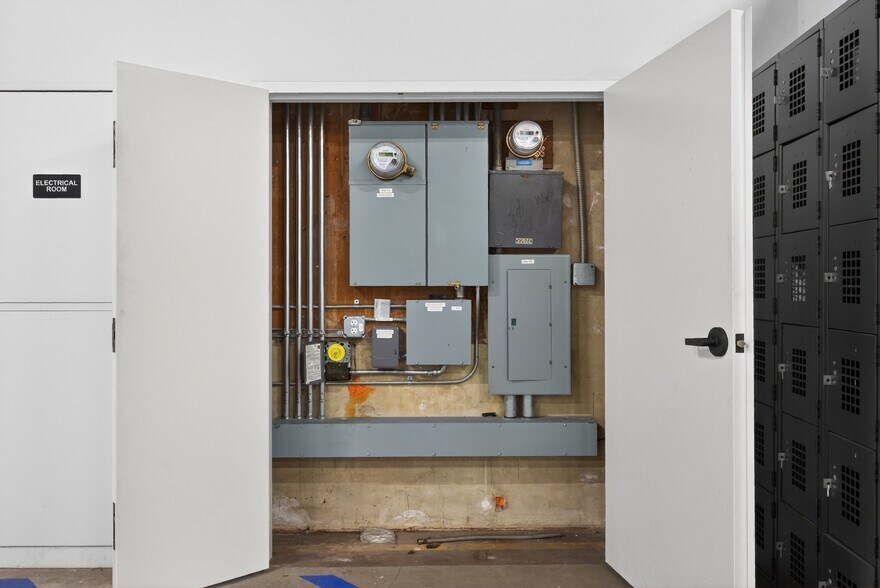 More Photos Of 1322-1326 Obispo Ave, Long Beach Warehouse For Lease