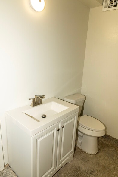 More Photos Of 307-311 Lombrano St, San Antonio Warehouse For Sale