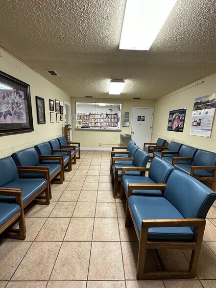 More Photos Of 927 E Main St, Uvalde Medical For Sale