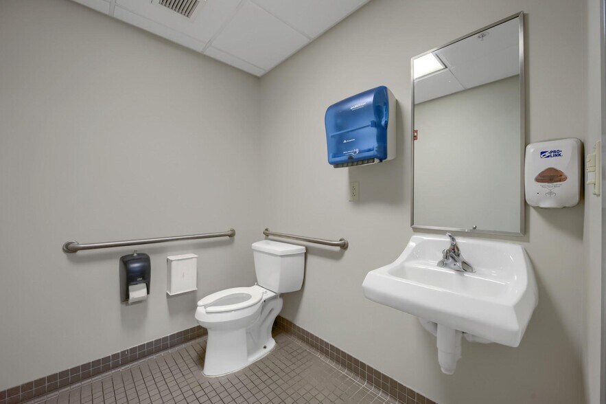 More Photos Of 21 Laurel Ave, Cornwall Medical For Lease