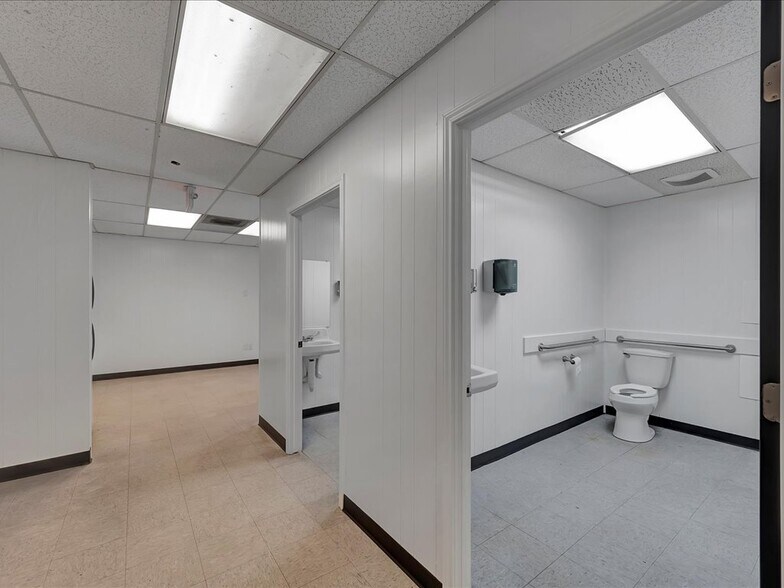 More Photos Of 3804 South St, Nacogdoches Warehouse For Sale