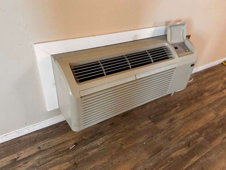 More Photos Of 522A S Main St, Broadway Flex For Sale