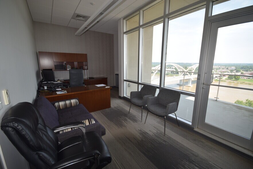 More Photos Of 5 Statehouse Plz, Little Rock Office For Sale