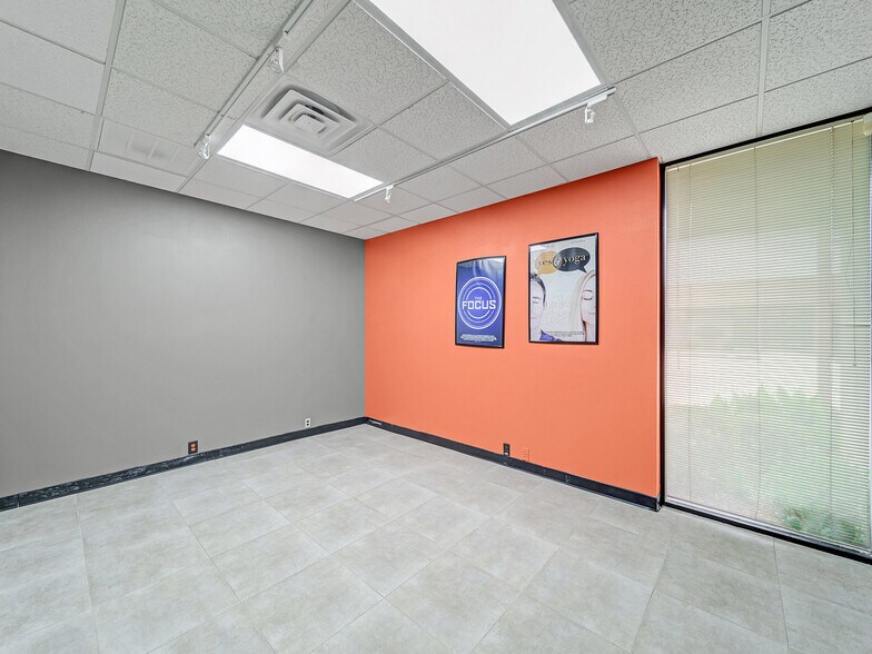 More Photos Of 2424 Lacy Ln, Carrollton Showroom For Sale