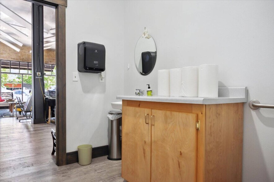 More Photos Of 430 N 1st St, Montrose General Retail For Sale