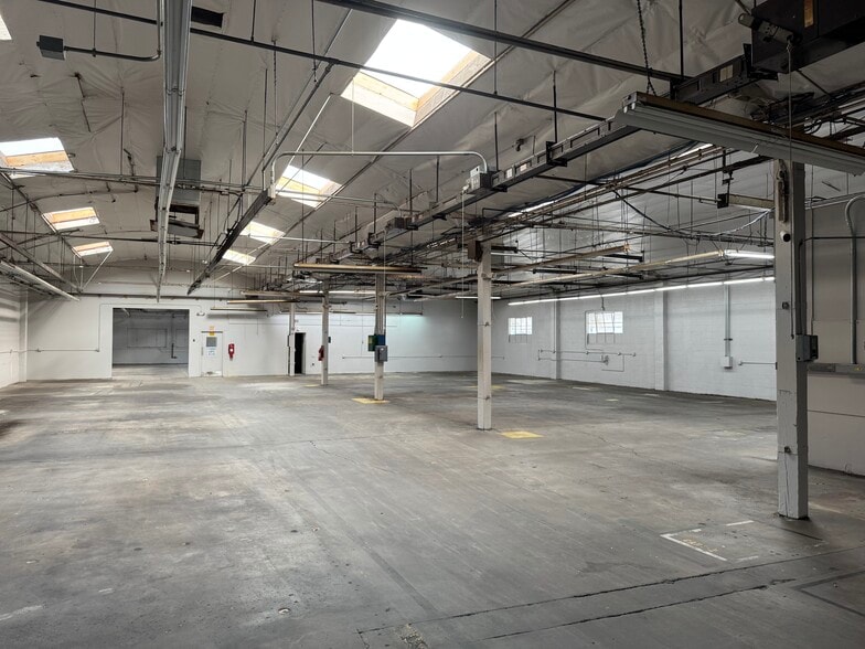 More Photos Of 11310 Sherman Way, Sun Valley Manufacturing For Lease