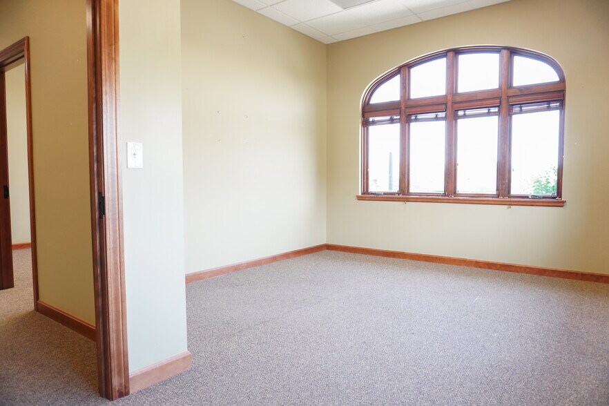 More Photos Of 2021 Vanesta Pl, Manhattan Office For Lease