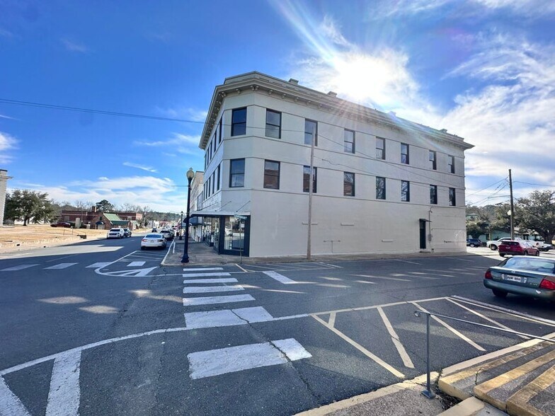 More Photos Of 200 S 3rd St, Leesville Hospitality For Sale