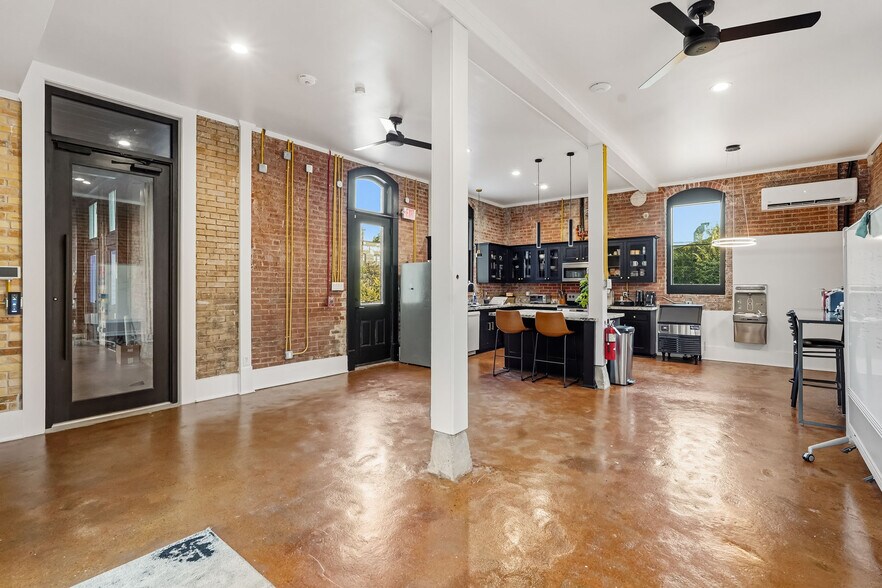 More Photos Of 1719 Houston Ave, Houston Office For Sale