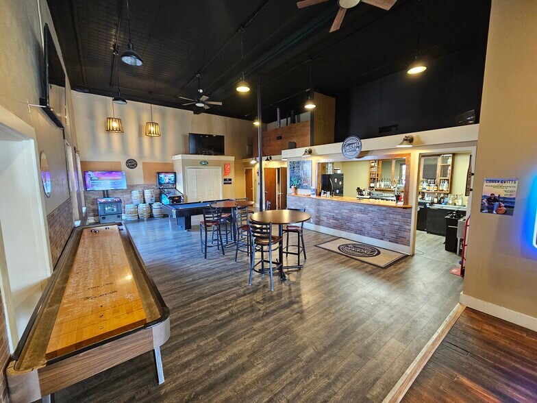 More Photos Of 124 Main St, Vincennes Office For Sale