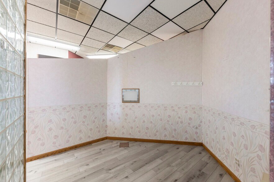 More Photos Of 1507 1/2 W Jefferson St, Joliet Storefront For Sale