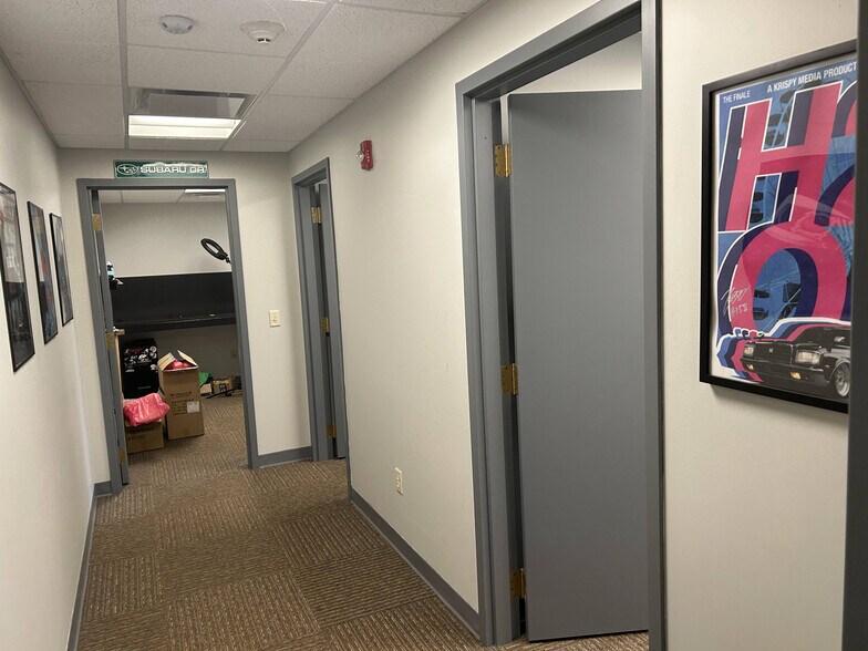 More Photos Of 70 Ridge Rd, Ontario Showroom For Lease