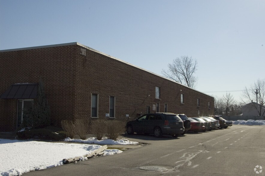 More Photos Of 3451-3453 Commercial Ave, Northbrook Warehouse For Lease