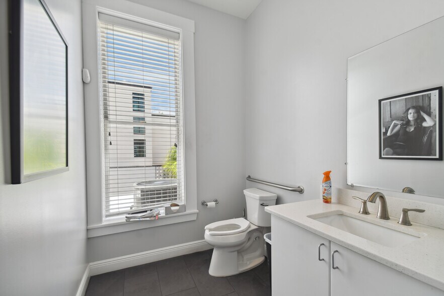 More Photos Of 1814 N 15th St, Tampa Office For Sale