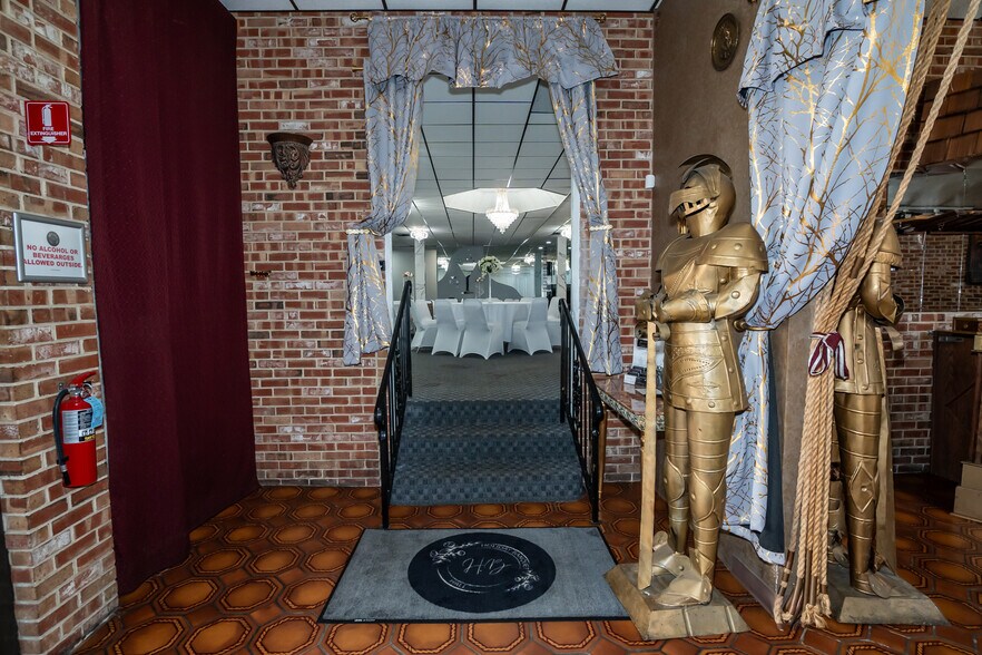 More Photos Of 10140 S Roberts Rd, Palos Hills Bar For Sale