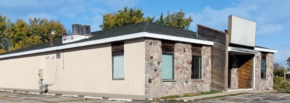 More Photos Of 1145 S Washburn St, Oshkosh Freestanding For Lease
