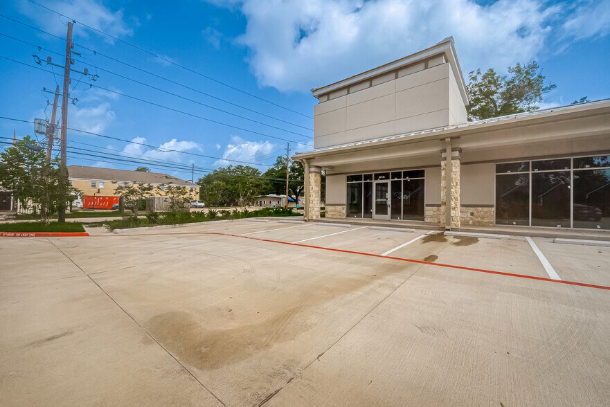 More Photos Of 910 East Ave, Katy Showroom For Lease