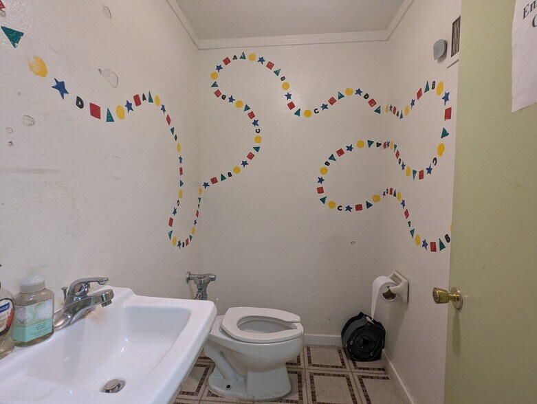 More Photos Of 715 Orleans St, Beaumont Office For Sale