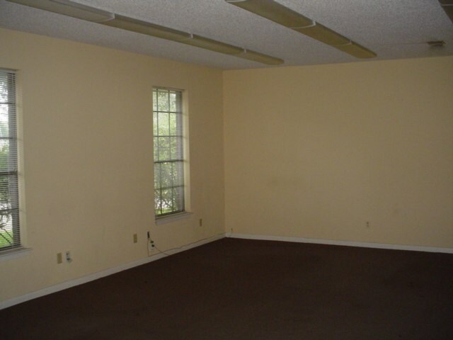More Photos Of 750 Clarksville St, Paris Office For Sale