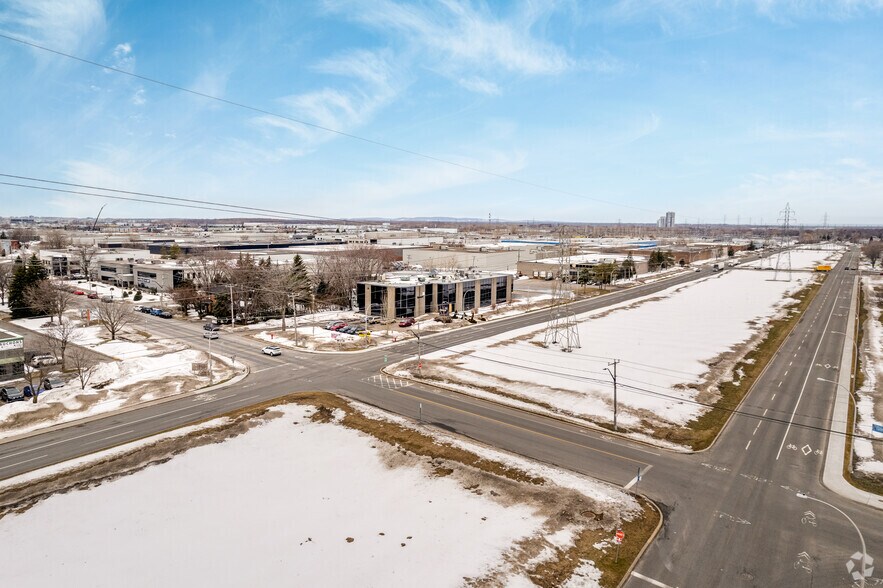 More Photos Of 5800 Boul Thimens, Montréal Service For Lease