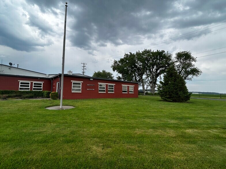 More Photos Of 7878 Gull Rd, Richland Warehouse For Lease
