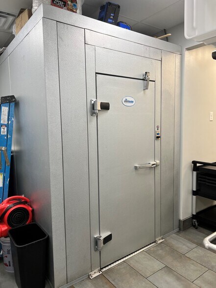 More Photos Of 674 Teresa, Roanoke General Retail For Sale