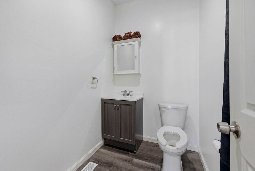 More Photos Of 307 E 23rd St S, Independence Office For Sale