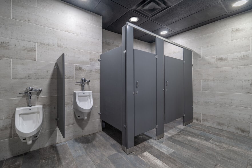 More Photos Of 2370 Justin Trl, Alpharetta Light Manufacturing For Sale