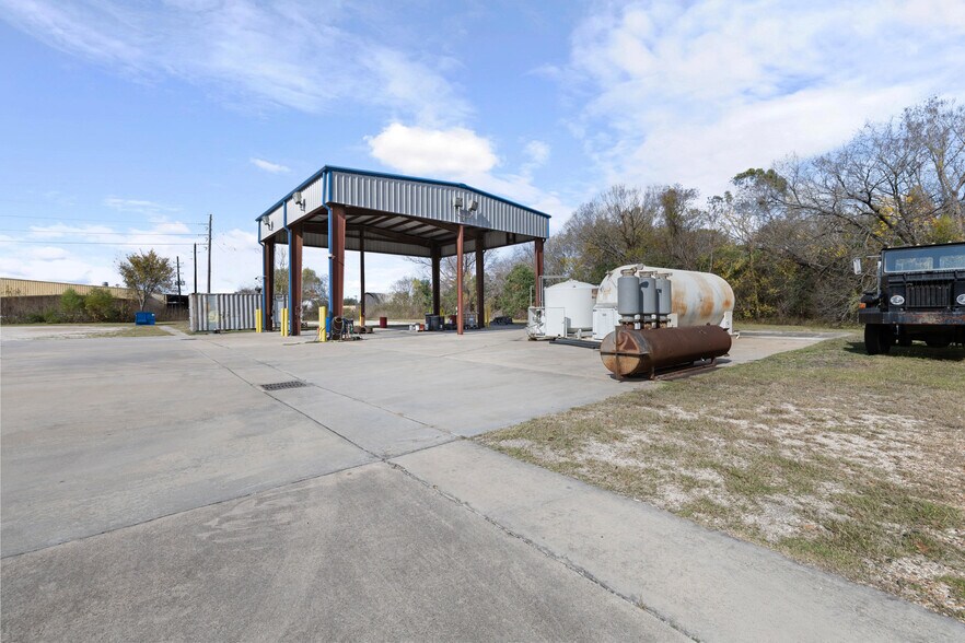 More Photos Of 12050 Proctor St, Houston Warehouse For Lease