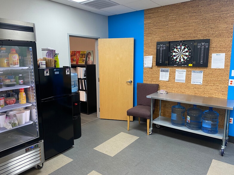 More Photos Of 418 N Kellogg St, Kennewick General Retail For Lease