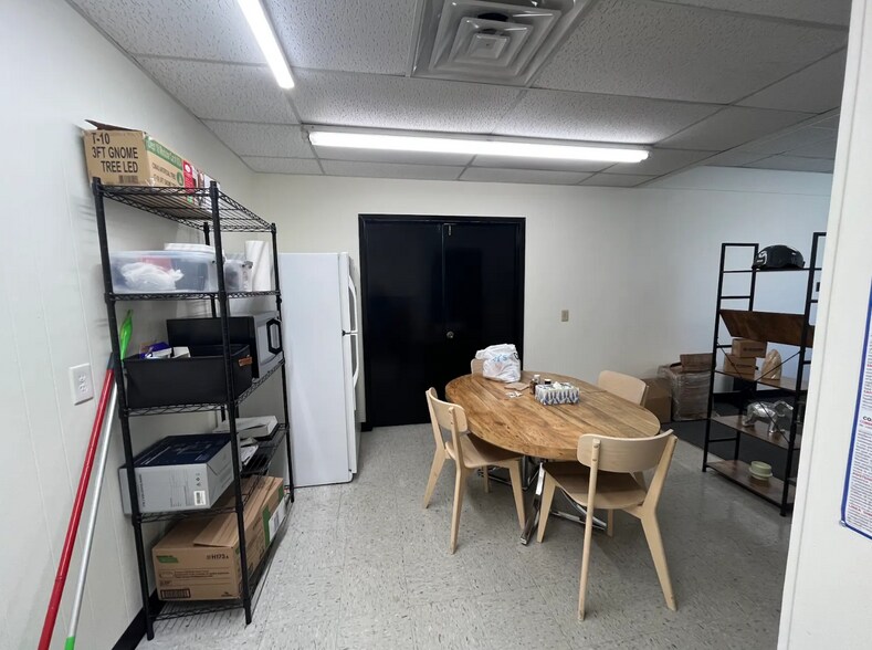 More Photos Of 10518 Gulfdale St, San Antonio Light Distribution For Lease