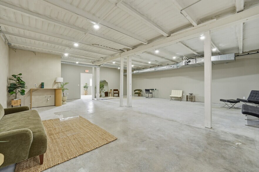 More Photos Of 104-108 W 31st St, Garden City Light Manufacturing For Sale