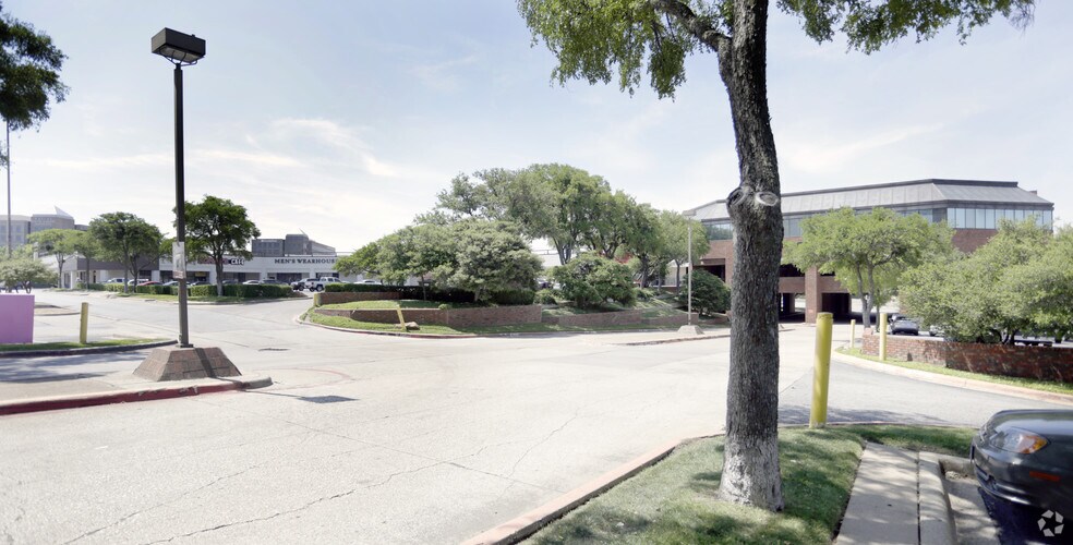 More Photos Of 9100 N Central Expy, Dallas Storefront For Lease